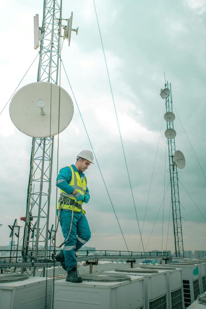 Un guardia de seguridad patrulla un pasillo vacÃo y bien iluminado en un edificio de oficinas.